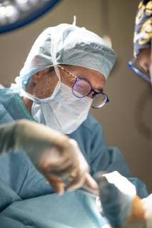 IMAGO Creative: Brustkrebsmonat Portrait of doctor surgeon during operation model released Symbolfoto  OCMF00390