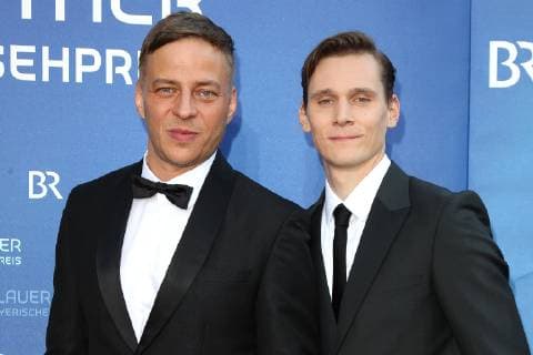 Tom Wlaschiha und Rick Okon bei der Ankunft zur Verleihung vom Bayerischen Fernsehpreis am 24.05.2019 im Prinzregententheater in München Bayerischer Fernsehpreis 2019 in Muenchen