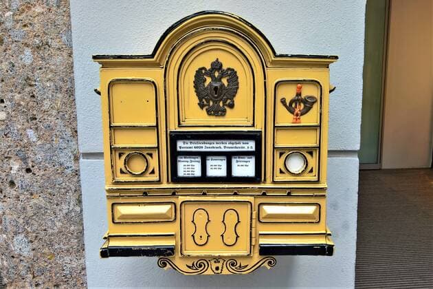 Innsbruck ist die Hauptstadt des Bundeslandes Tirol im Westen von Oesterreich. Foto: Alter Postkasten - Post und Briefsendungen, Postamt 6020 Innsbruck
