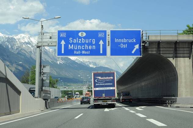 Oesterreich: Verkehrs - Beschilderung Autobahn A12, Richtung Salzburg, Hall und Muenchen, bzw. Innsbruck - Ost.