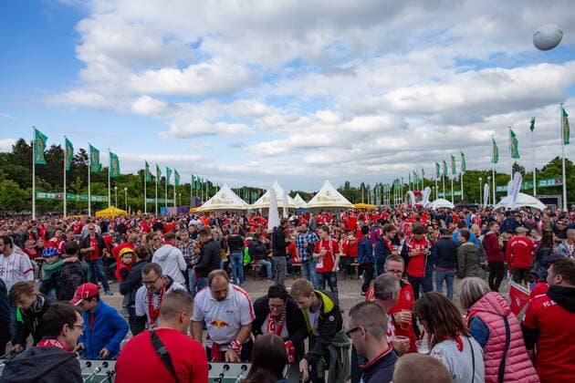 Pokalfinale zwischen Bayern München und RB Leipzig, Das DFB Sportschau Wohnzimmer auf dem Gelände vor dem Olypiastadion lockt tausende Zuschauer bereits vor Spielbeginn an. Berlin Deutschland
