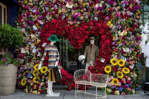 News Bilder des Tages May 25, 2019 - London, UK - Chelsea in Bloom is the annual floral art show which coincides with RHS Chelsea Flower Show. This year from 20Ã¢â‚¬25 May, ChelseaÃ¢â‚¬â ¢s best retailers, restaurants and hotels compete against one another to win the much-coveted awards for the best floral displays. For the first time, Cadogan was working alongside charity partner Plastic Oceans UK, whose vision is to end plastic pollution. Each participant interpreted the Under the Sea theme in their own unique way to compete for the annual coveted awards, and this yearÃ¢â‚¬â ¢s winners are: Best Floral Display: Hackett, Highly Commended: Kiki McDonough, Highly Commended: Smythson, Innovation Award: Marshall Wace London UK - ZUMAg173 20190525_zap_g173_001 Copyright: xVelarxGrantx