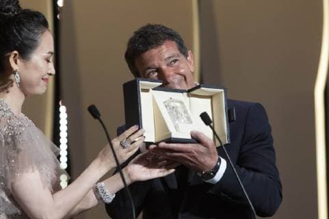 Zhang Ziyi and Antonio Banderas at the award ceremony during the 72nd Cannes Film Festival at the Palais des Festivals on May 25, 2019 in Cannes, France