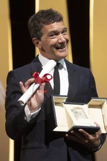 Antonio Banderas, winner of the Best Actor award for Dolor y Gloria Pain and Glory Leid und Herrlichkeit , at the award ceremony during the 72nd Cannes Film Festival at the Palais des Festivals on May 25, 2019 in Cannes, France
