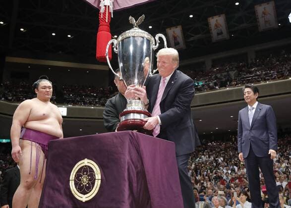 News Themen der Woche KW21 News Bilder des Tages Trump in Japan U.S. President Donald Trump (C) holds a special American-made trophy before presenting it to Summer Grand Sumo Tournament winner Asanoyama (L) on the final day of the tournament at Tokyo s Ryogoku Kokugikan on May 26, 2019, as Japanese Prime Minister Shinzo Abe looks on. 