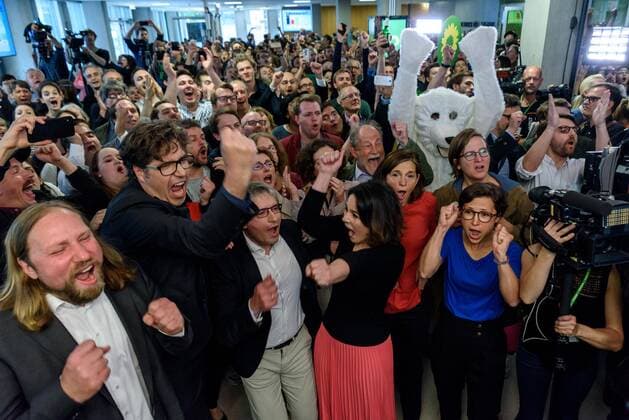 News Themen der Woche KW21 Anton Hofreiter, Michael Kellner, Sven Giegold, Annalena Baerbock, Katrin Göring-Eckardt, Hannah Neumann freuen sich über das gute Wahlergebnis bei der Wahl zum Europäischen Parlament auf der Wahlparty von Bündnis 90 Die Grünen in Berlin snapshot-photography F.Boillot *** Anton Hofreiter, Michael Kellner, Sven Giegold, Annalena Baerbock, Katrin Göring Eckardt, Hannah Neumann are happy about the good election results in the European Parliament elections at the election party of Bündnis 90 Die Grünen in Berlin snapshot photography F Boillot