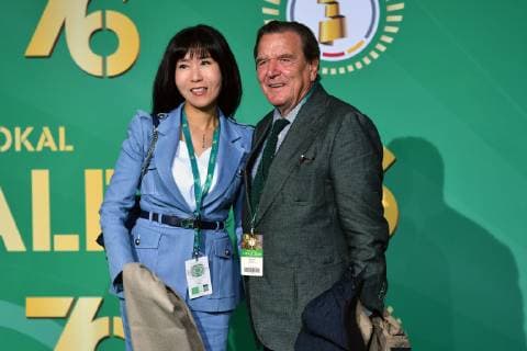 Gerhard SCHROEDER (SPD,Ex Bundeskanzler) mit Ehefrau Kim SO YEON. Fussball,Saison 2018 19, DFB Pokal Finale RB Leipzig (L) - FC Bayern Muenchen (M) 0-3, *** Gerhard SCHROEDER SPD,Ex Chancellor with wife Kim SO YEON Soccer,Season 2018 19, DFB Cup Final RB Leipzig L FC Bayern Muenchen M 0 3,