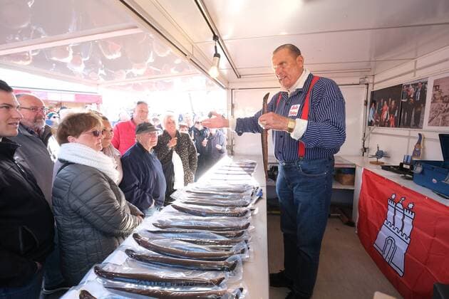 Der Fischverkaeufer Aale-Dieter (80), mit buergerlichem Namen Dieter Bruhn, am 12.05.2019 an seinem Stand auf dem Hamburger Fischmarkt. Aale-Dieter verkauft seit Juni 1959 sonntags auf dem Fischmarkt in Altona Aale und Lachs und ist als Attraktion des Fischmarktes mittlerweile bundesweit bekannt. Er wurde vor Jahren vom Manager Magazin zu einem der besten Verkaeufer Deutschlands gewaehlt. (Siehe epd-Feature vom 27.05.2019) Aale-Dieter auf dem Hamburger Fischmarkt