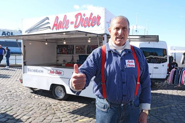 Der Fischverkaeufer Aale-Dieter (80), mit buergerlichem Namen Dieter Bruhn, am 12.05.2019 an seinem Stand auf dem Hamburger Fischmarkt. Aale-Dieter verkauft seit Juni 1959 sonntags auf dem Fischmarkt in Altona Aale und Lachs und ist als Attraktion des Fischmarktes mittlerweile bundesweit bekannt. Er wurde vor Jahren vom Manager Magazin zu einem der besten Verkaeufer Deutschlands gewaehlt. (Siehe epd-Feature vom 27.05.2019) Aale-Dieter auf dem Hamburger Fischmarkt