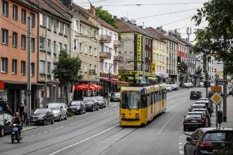 24.05.2019, Essen, Ruhrgebiet, Nordrhein-Westfalen, Deutschland - Die Altendorfer Straße im Stadtteil Altendorf gilt als sozialer Brennpunkt. Essen Nordrhein-Westfalen Deutschland *** 24 05 2019, Essen, Ruhr area, North Rhine-Westphalia, Germany Altendorfer Strasse in the Altendorf district is regarded as a social hotspot Essen North Rhine-Westphalia Germany