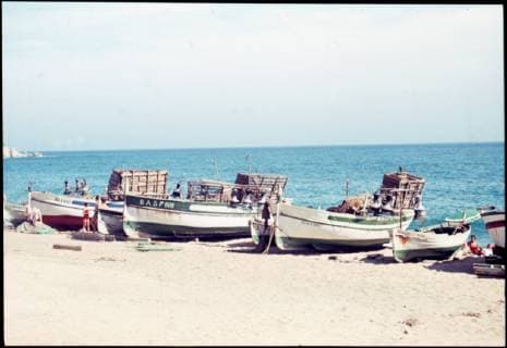 Spanien Spanien, ca. 1956, Ferien am Strand, Urlaub in Spanien, Baden zwischen Fischerboote