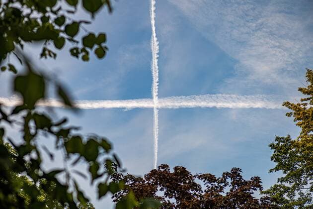 Kondensstreifen von Flugzeugen am Himmel, Berlin Tempelhof Berlin Deutschland