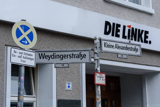 Parteizentrale Die Linke Deutschland, Berlin - 20 05 2019: Im Bild ist ein Straßenschild mit Weydingerstraße Ecke Kleine Alexanderstraße vor dem Karl-Liebknecht-Haus, unter anderem die Bundesgeschäftsstelle der Partei Die Linke, zu sehen. Berlin Berlin Deutschland