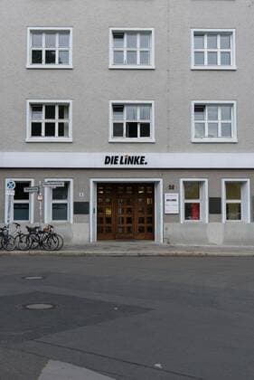 Parteizentrale Die Linke Deutschland, Berlin - 20 05 2019: Im Bild ist der Haupteingang zum Karl-Liebknecht-Haus, unter anderem die Bundesgeschäftsstelle der Partei Die Linke, zu sehen. Berlin Berlin Deutschland