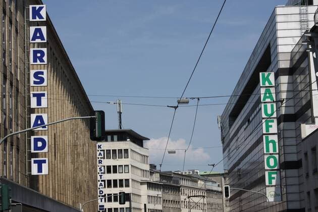 An der Tonhallenstrasse in Düsseldorf liegen die Filialen der Galeria Karstadt Kaufhof (am 11.09.2018 angekündigter Zusammenschluss der Hudson™s Bay Company HBC und Signa Holding GmbH) Karstadt und Kaufhof direkt gegenüber. Einzelhandel, Kaufhaus, Warenhaus, Logo, Schriftzug, Leuchtreklame
