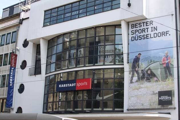 Karstadt Sports, Filiale der Galeria Karstadt Kaufhof (am 11.09.2018 angekündigter Zusammenschluss der Hudson™s Bay Company HBC und Signa Holding GmbH). Einzelhandel, Kaufhaus, Warenhaus, Logo, Schriftzug, Leuchtreklame
