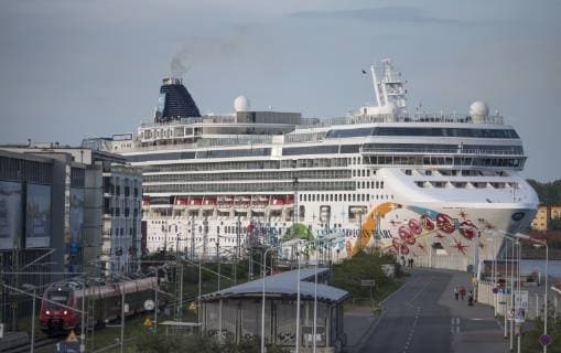 News Bilder des Tages Das 294 Meter lange Kreuzfahrtschiff Norwegian Pearl mit 1.000 Passagieren an Bord liegt im Kreuzfahrthafen Rostock- Warnemünde. 197 Anläufe von Kreuzfahrtschiffen erwartet der Warnemünder Hafen diese Jahr. Rostock Waenemünde