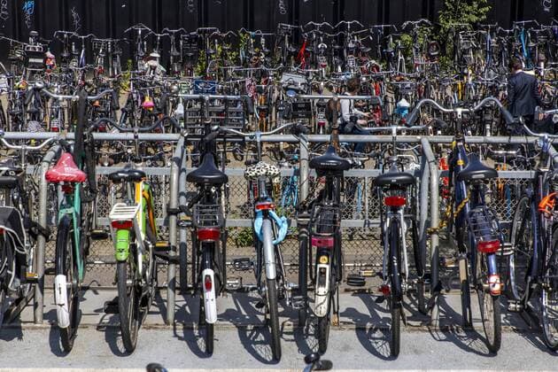 Amsterdam, Niederlande, mehrstöckiges Fahrradparkhaus, Abstellplatz für Räder am Hauptbahnhof, für über 2500 Fahrräder, kostenlos,