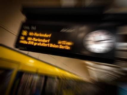 News Bilder des Tages Die BVG gratuliert Union Berlin zum Auftieg, Union Berlin steigt in die 1. Bundesliga auf. Laufschrift auf der Anzeige in der U-Bahn Station der BVG. Berlin Kreuzberg Deutschland *** The BVG congratulates Union Berlin on its ascent, Union Berlin rises into the 1 Bundesliga on ticker on the advertisement in the underground station of the BVG Berlin Kreuzberg Germany