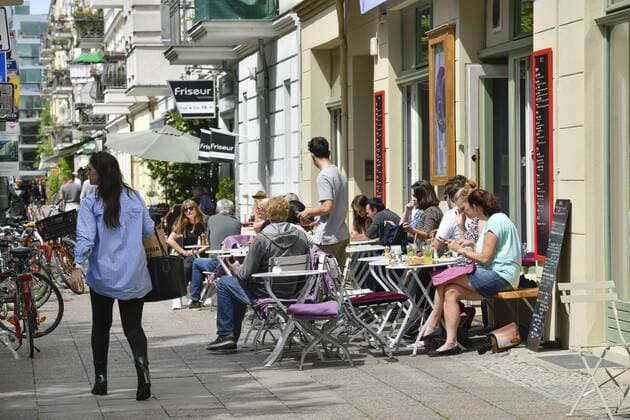 Straßencafe, Lettestraße, Helmholtzplatz, Prenzlauer Berg, Pankow, Berlin, Deutschland