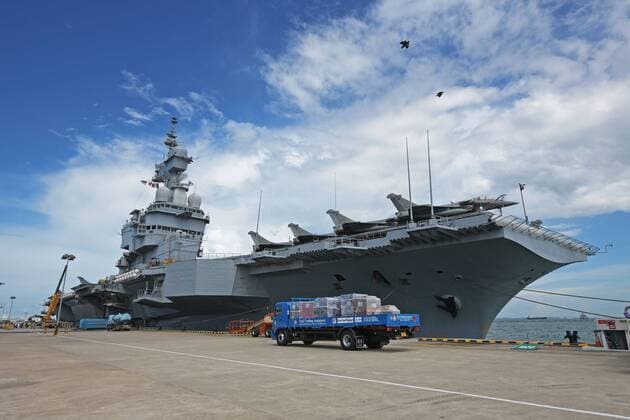 (190528) -- SINGAPORE, May 28, 2019 -- French aircraft carrier Charles de Gaulle is docked at Changi Naval Base, Singapore, May 28, 2019. ) SINGAPORE-FRANCE-MARITIME-DEFENCE ThenxChihxWey 