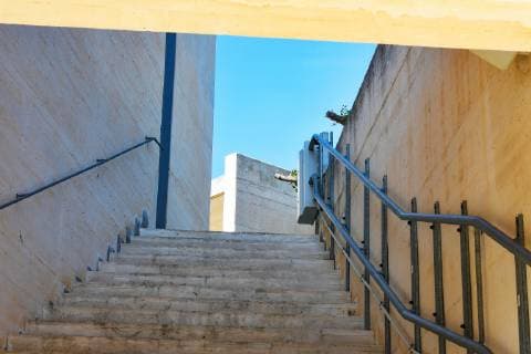 Architektur von Rafael Moneo Miro- Museum, Aussenansicht , Treppen im Garten, moderne Architektur, Mallorca. 1992 eröffnet, widmet sich das Mir— Museum dem Lebenswerk des katalanischen Malers, Grafikers und Bildhauers Joan Mir—. Das Museum präsentiert umfänglich Gemälde, Zeichnunge und Skulpturen Mir—s und das Atelier, in dem der Künstler tätig war. Foto:Winfried Rothermel *** Miro Museum, exterior view, stairs in the garden, modern architecture, opened in Mallorca in 1992, the Mir- Museum is dedicated to the lifes work of the Catalan painter, graphic artist and sculptor Joan Mir- The museum presents extensive paintings, drawings and sculptures by Mir-s and the studio in which the artist worked Photo Winfried Rothermel Miro- Museum, Palma, Mallorca, April 16, 2019