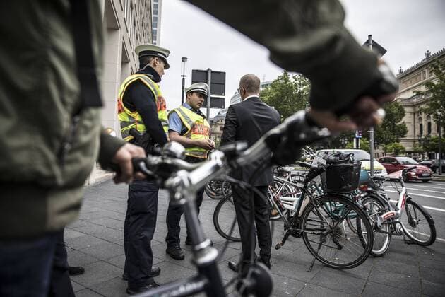Verkehrskontrolle Kontrollstelle Schwerpunktaktion Schwächere Verkehrsteilnehmer im Rahmen einer Aktionswoche, Frankfurt, Bild x von 7 Frankfurt, 22.05.2019 Verkehrskontrolle Kontrollstelle Schwerpunktaktion Schwächere Verkehrsteilnehmer im Rahmen einer Aktionswoche, Frankfurt, im Bild: Polizei kontrolliert Polizisten kontrollieren Verkehrsteilnehmer an der Kreuzung Bockenheimer Landstraße Bockenheimer Anlage Taunusanlage, hier Fahrradfahrer Radfahrer,