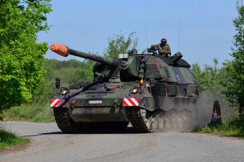 Panzerhaubitze 2000 der Bundeswehr während der Übung Heidesturm 2017 Panzerhaubitze 2000 der Bundeswehr während der Übung Heidesturm 2017. Petershagen Nordrhein-Westfalen Deutschland *** Bundeswehr self-propelled howitzer 2000 during Heidesturm 2017 Bundeswehr self-propelled howitzer 2000 during Heidesturm 2017 Petershagen North Rhine-Westphalia Germany