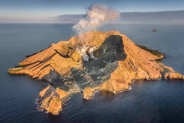 Luftaufnahme der Vulkaninsel White Island mit Blick in den Krater, aufsteigender Dampf, Morgenstimmung, Whakaari, Vulkaninsel, Bay of Plenty, Nordinsel, Neuseeland, Ozeanien Copyright: imageBROKER/GerhardxZwerger-Schoner ibxgzs04897905.jpg