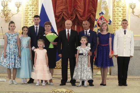 MOSCOW, RUSSIA - MAY 30, 2019: Russia s President Vladimir Putin (C) poses for a group photo with the Lusta family from Kaliningrad Region during a ceremony to present Orders of Parental Glory to parents of large families at the Moscow Kremlin. Mikhail Metzel TASS  TS0AD4F9