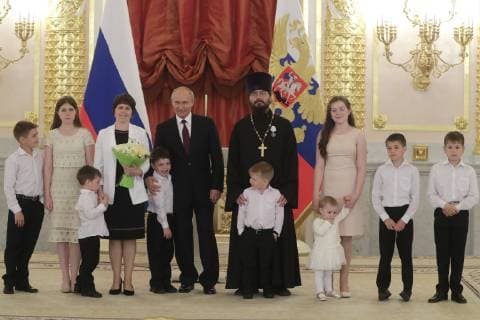 MOSCOW, RUSSIA - MAY 30, 2019: Russia s President Vladimir Putin (C) poses for a group photo with the Ilyashenko family from Moscow during a ceremony to present Orders of Parental Glory to parents of large families at the Moscow Kremlin. Mikhail Metzel TASS  TS0AD4FA