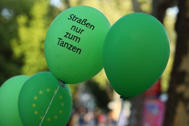 Lufballon mit der Aufschrift: Straßen nur zum Tanzen - Berlin, Deutschland, DEU, GER, 01.05.2019 - Berlin (Friedrichshain-Kreuzberg): Junge Menschen unterwegs am 1. Mai im Ortsteil Kreuzberg im Bereich des MyFestes. Luftballons mit der Aufschrift: Straßen nur zum Tanzen