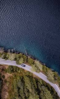 Antholz THEMENBILD - ein Auto auf der Strasse neben dem Antolzer See, aufgenommen am 30. Mai 2019 in Antholz, Italien a car on the road next to Lake Antolz, Antholz, Italy on 2019 05 30. *** Antholz THEMENBILD a car on the road next to Lake Antolz, recorded on 30 May 2019 in Antholz, Italy a car on the road next to Lake Antolz, Antholz, Italy on 2019 05 30  EP_EX_FEI  