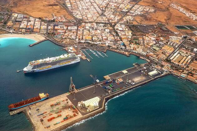 Kreuzfahtschiff AIDA Aluna ? liegt Donnerstags im Hafen von Rosario auf Fuerteventura - hier gesehen am 24.01.2019