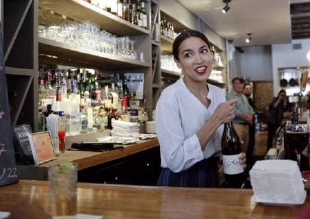 Berühmte Feministinnen, Alexandria Ocasio-Cortez News Bilder des Tages U.S. Representative Alexandria Ocasio-Cortez bartends and waits on tables at The Queensboro Restaurant on May 31, 2019 in New York City. Alexandria Ocasio-Cortez returns to bartending for one day to show solidarity with restaurant and tipped workers.  NYP20190531163 JOHNxANGELILLO