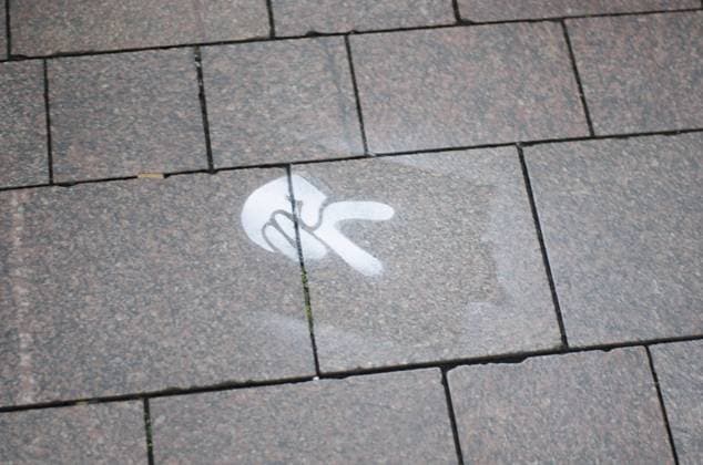 Worldwide Vegan Chalking Night Mit Sprühfarbe auf chinesischem Granit gezeichnete Hand und zwei Finger gestreckt zum Zeichen für Frieden, am 31.05.2019 in Flensburg, Innenstadt, Holm *** Worldwide Vegan Chalking Night Hand drawn with spray paint on Chinese granite and two fingers stretched to sign for peace, 31 05 2019 in Flensburg, city centre, Holm
