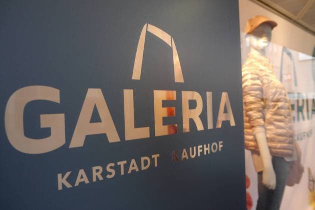Feature Symbol: Galeria Karstadt Kaufhof 03 19 thg Deutschland deutsch deutsches Unternehmen Warenhaus Warenhauskette Fusion Zusammenschluss Werbung Wir sind Deins Shoppen Shopping einkaufen Einkauf Fußgängerzone Filiale Bielefeld Schaufenster quer