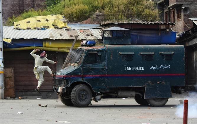News Themen der Woche KW22 May 31, 2019 - Srinagar, Kashmir. 31 May 2019. Kashmiri protesters clash with Indian government forces and shouts slogans in support of the Palestinians during protests outside Jamia Masjid in Srinagar, in Indian Administered Kashmir. Clashes erupted in Srinagar soon after Friday prayers, with government forces using tear gas shells and pellets to disperse demonstrators protesting against the recent killing of the top Kashmiri rebel Zakir Musa and marking the International Al-Quds Day. The last Friday of the Islamic holy month of Ramadan is observed in many Muslim communities as Al-Quds Day, or Jerusalem Day, as a way of showing support to the Palestinians and emphasizing the importance of Jerusalem to Muslims. The International Jerusalem Day was initiated in 1979 by the Islamic Republic of Iran to express support for the Palestinians - ZUMAd99_ 20190531_zap_d99_073 Copyright: xMuzamilxMattoox
