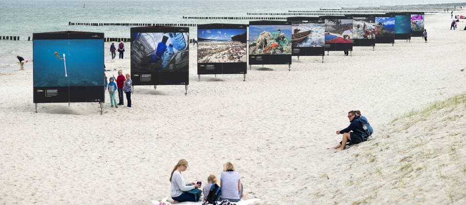 Entertainment Themen der Woche KW22 Umweltfotofestival Â»horizonte zingstÂ« 2019 auf dem Darss in Mecklenburg-Vorpommern. Das Fotofestivalan der Ostsee ist die größte Veranstaltung dieser Art in Norddeutschland. Verschiedenste Workshops, Vorträge und Shows bieten Teilnehmern und Zuschauern beeindruckende Einblicke und Bilder zum Thema der Umwelt. Insgesamt stehen in den mehr als zehn Tagen jedes Jahr über 90 Workshops, mehr als 20 AusÂ­stellungen und tägliche MultiÂ­visionsÂ­shows auf dem Veranstaltungsplan in Zingst. Zingst *** Environmental Photo Festival Â horizonte zingstÂ 2019 on the Darss in Mecklenburg Vorpommern The Baltic Sea Photo Festival is the largest event of its kind in Northern Germany Various workshops, lectures and shows offer participants and spectators impressive insights and pictures on the subject of the environment In total, more than 90 works Copyright: FrankxHormannx xnordlicht