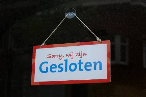Türschild geschlossen Türschild geschlossen, 21.05.2019, Den Haag, Niederlande, An einem Geschäft in Den Haag hängt das Türschild geschlossen.