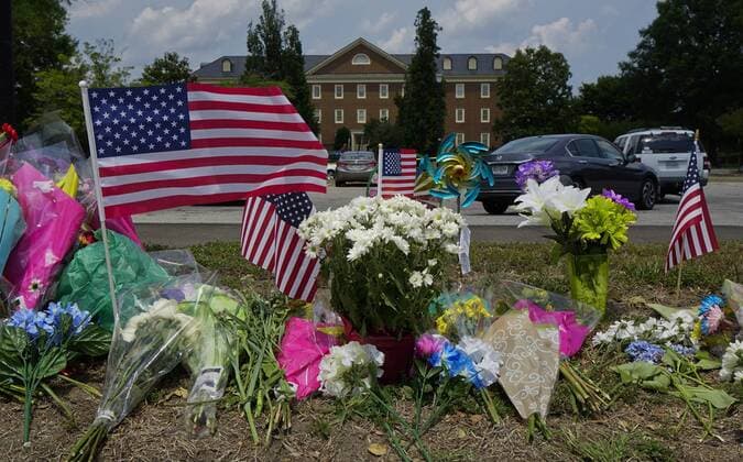 News Themen der Woche KW22 News Bilder des Tages Flowers and flags surround a makeshift memorial on June 2, 2019 outside the government building where a disgruntled employee killed 12 people on May 31, 2019 in Virginia Beach, Virginia. At least 12 are dead after disgruntled employee opened fire at the Virginia Beach municipal center.  VAP20190602103 RAYxSTUBBLEBINE