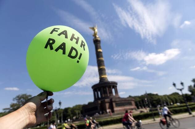 News Themen der Woche KW22 News Bilder des Tages Sternfahrt Fahrrad-Demonstration des ADFC mit etwa 90.000 Teilnehmern für bessere Bedingungen für den Radverkehr und die gleichberechtigte Nutzung des Fahrrades als Verkehrsmittel.. Berlin, 02.06.2019 *** ADFC rally bicycle demonstration with around 90,000 participants for better conditions for cycling and equal use of the bicycle as a means of transport Berlin, 02 06 2019 Foto:xB.xKriemannx xFuturexImage