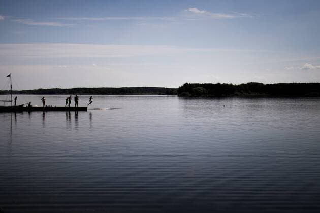 Jugendliche baden im Stausee Quitzdorf. Kollm, 02.06.2019. Kollm Deutschland *** Young people bathe in the Quitzdorf reservoir Kollm, 02 06 2019 Kollm Germany Copyright: xFlorianxGaertner photothek.netx