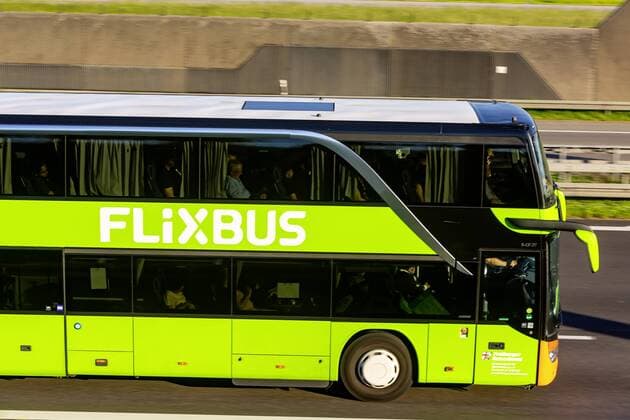 DEU, Deutschland, Baden-Württemberg, Stuttgart, 02.06.2019: Flixbus unterwegs auf der Autobahn A8 am Flughafen Stuttgart.