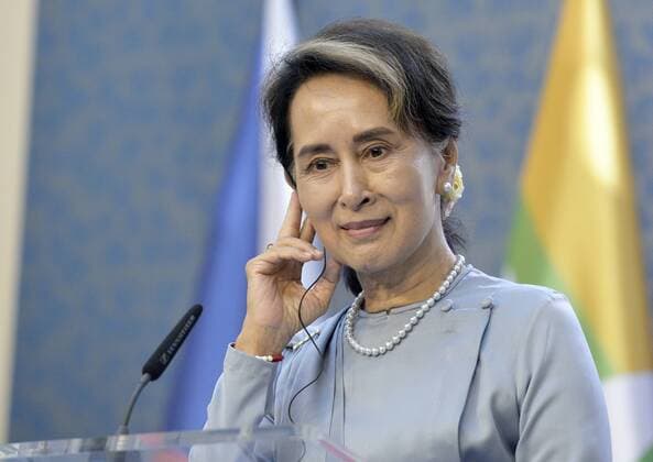 Burmese leader Aung San Suu Kyi attends a press conference after her meeting with Czech Prime Minister Andrej Babis, not seen, in Prague, Czech Republic, on June 3, 2019. (CTKxPhoto MichaelaxRihova) CTKPhotoP201906030406701  mir 15