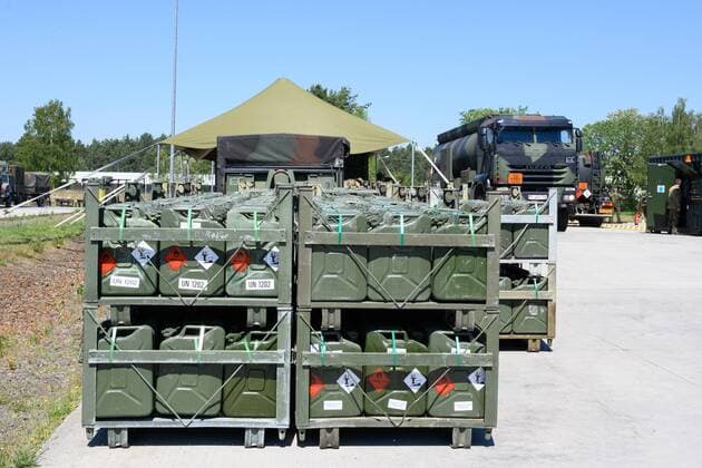 Weisskeissel GER, Sachsen, Die Logistik der Streitkraeftebasis unterstuetzt die Schnelle Eingreiftruppe der NATO (VJTF) auf dem Truppenuebungsplatz in der Oberlausitz Mobile Betankstation - Pressebildtermin zum Training - Verlege- und Einsatzfaehigkeit der Schnellen Eingreiftruppe ins Baltikum, Noble Jump, Brave Departure in Vorbereitung,