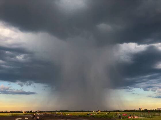 News Themen der Woche KW23 News Bilder des Tages Unwetter über Berlin, Eine Gewitterzelle nach einem heißen Juni Tag über dem Tempelhofer Feld Berlin Tempelhof Deutschland *** Thunderstorm over Berlin, A thunderstorm cell after a hot June day over the Tempelhofer Feld Berlin Tempelhof Germany