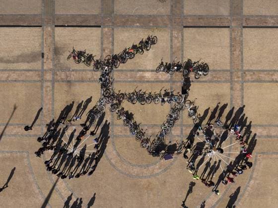 News Themen der Woche KW23 News Bilder des Tages News Bilder des Tages Santiago 3 de junio 2019 En el marco del Dia Mundial de la Bicicleta que se celebra el 3 de junio, cientos de personas, junto a la Intendenta Metropolitana, Karla Rubilar, y el Ministro de Ciencia, Andres Couve, se reunieron en la explanada de este hito capitalino para dar vida a una bicicleta humana, para celebrar a quienes utilizan este medio y concientizar sobre los beneficios de su uso seguro y responsable. Pedalea VIa Aton Chile, Los Angeles Chile Aton_320701 *** Santiago June 3, 2019 Within the framework of the World Bicycle Day celebrated on June 3, hundreds of people, together with the Metropolitan Mayor, Karla Rubilar, and the Minister of Science, Andres Couve, gathered in the esplanade of this landmark city to give life to a human bicycle, to celebrate those who use this medium and raise awareness about the benefits of its sa  Copyright: PEDALEA VIAATONCHILE