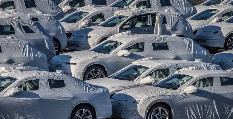 Im Seaport Emden in Niedersachsen Deutschland stehen Automobile Der Marken Volkswagen und Audi bereit zur Verschiffung nach Übersee. Die PKW haben Schutzhüllen und warten auf die Verladung an Bord. Der Emdener Hafen verfügt einen sogenannten Autoport. Autos der Marken Audi und Volkswagen stehen im Hochseehafen von Emden bereit zur Verschiffung nach Übersee, Emden Niedersachsen Germany