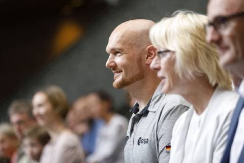 Alexander Gerst trägt sich ins goldene Buch der Stadt Köln ein im historischen Rathaus. Köln, 03.06.2019 *** Alexander Gerst signs the golden book of the city of Cologne in the historic town hall of Cologne, 03 06 2019 Foto:xC.xHardtx xFuturexImage